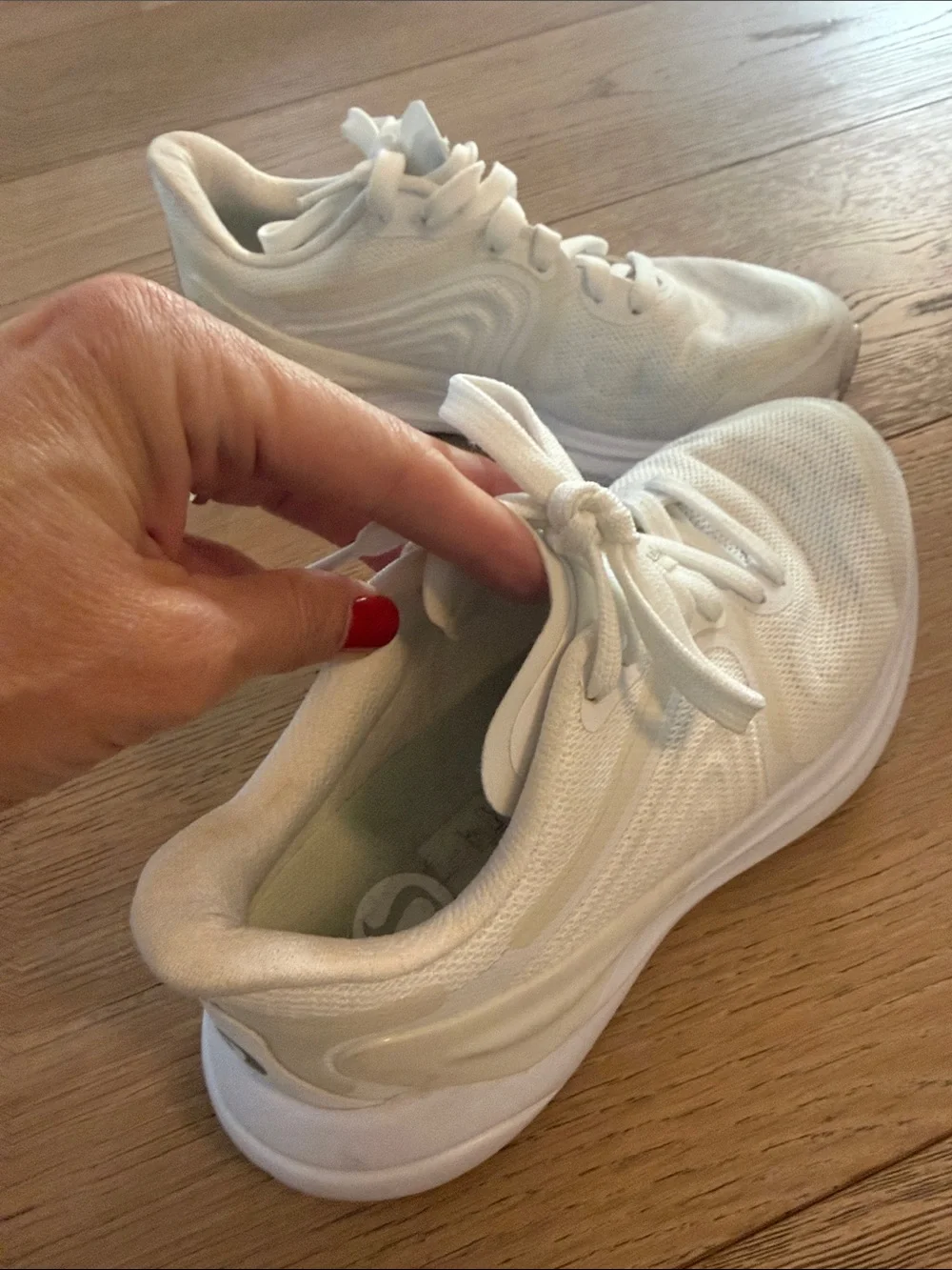 lululemon athletica women White Lace-Up Athletic Sneakers size 5.5